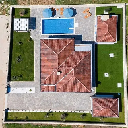 Stonevilla With Heated Pool * Vrsi
